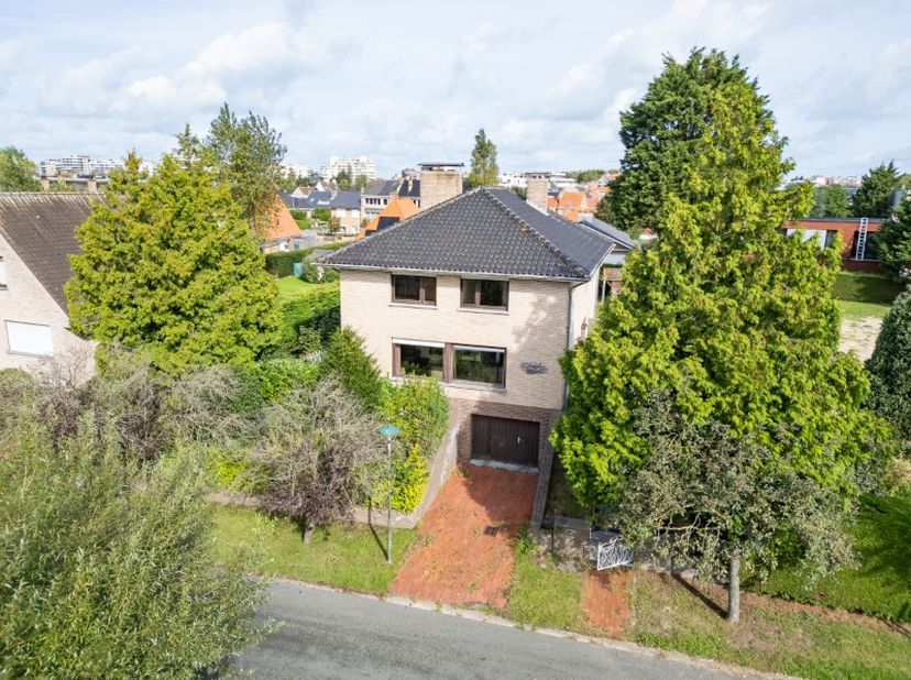 Charmante et spacieuse villa indépendante dans un quartier calme.  La villa jouit d&#039;une orientation parfaite mais a besoin d&#039;être rafraîchie.&lt;br /&gt;
Am