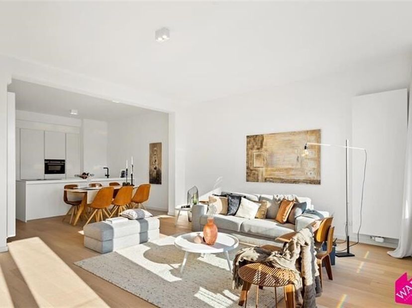 Prachtig gerenoveerd appartement met twee slaapkamers en terras, op centrale ligging nabij het Zuid, met een zeer goede bereikbaarheid. Het appartemen