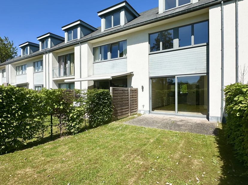 WATERLOO  Faubourg, Bella Vita, à proximité immédiate du centre et de la gare de Waterloo. Cette agréable MAISON (3CH/1SDB/1SDD) unifamiliale de ±132m