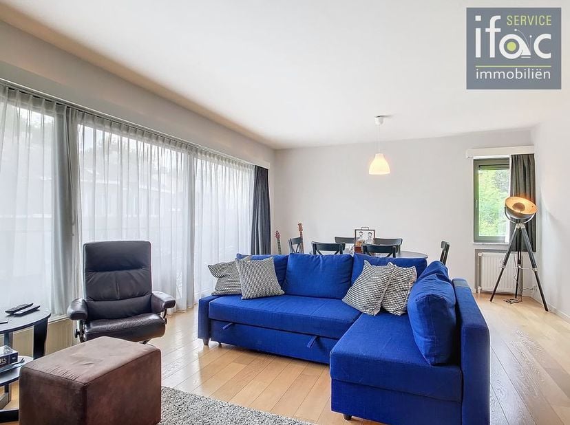 Fantastisch gelegen appartement met 2 slaapkamers in een zeer goed onderhouden gebouw met recente lift. Het appartement bevindt zich op de tweede verd