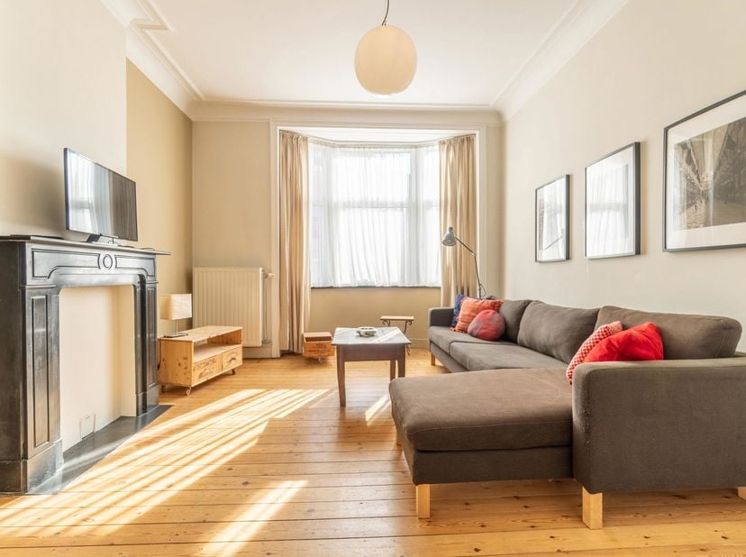 Idéalement situé dans une rue calme à proximité de Meiser, TRIOR Woluwe vous propose ce lumineux appartement rénové de +/- 72m². Situé au premier étag