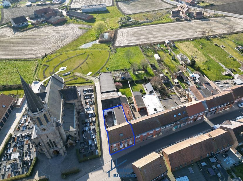 Woning met handelspand gelegen in het centrum van Zandvoorde. Via de zijwaartse gemeenteweg is de binnenkoer met staanplaats bereikbaar. Doorheen de j