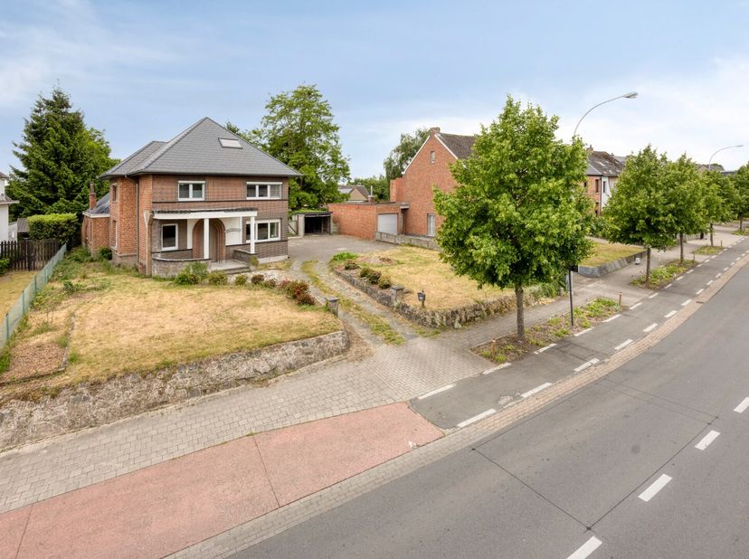 Nabij centrum Bornem en N16 hebben we deze ruime woning op circa 1.008 m² te koop.&lt;br /&gt;
Inkomhal, ruime living, aparte keuken, berging-wasplaats, apa