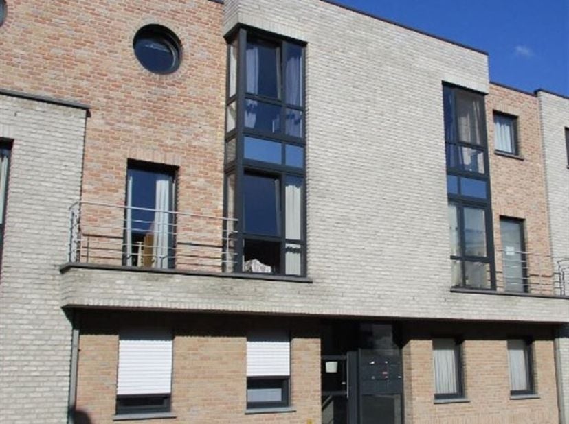 In het hart van Schriek bevindt zich dit ruime appartement op de eerste verdieping van een kleinschalige residentie met slechts zes wooneenheden. De l