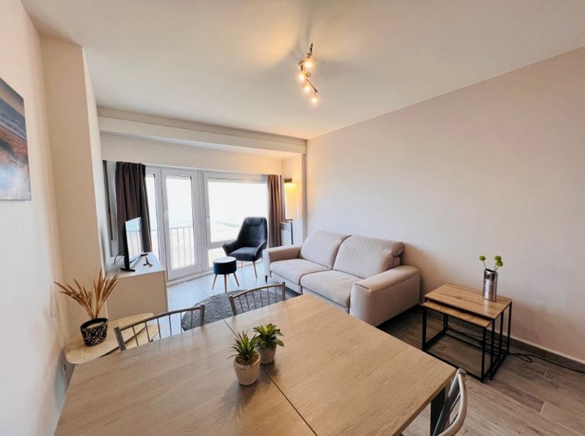 Dit uiterst leuke gerenoveerde appartement bevindt zich centraal gelegen op de Zeedijk van Wenduine met uniek zicht op zee, Rode Kruispost en de speel