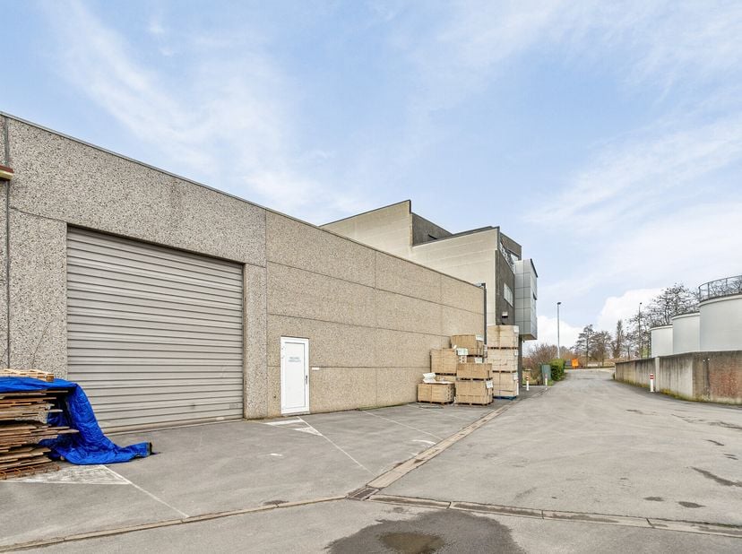 Kantoorgebouw van ca. 860 m² te koop in Kuurne. Voorzien van voldoende parkeerplaatsen en gelegen vlakbij diverse invalswegen (N43 &amp; R8). &lt;br /&gt;
Het b