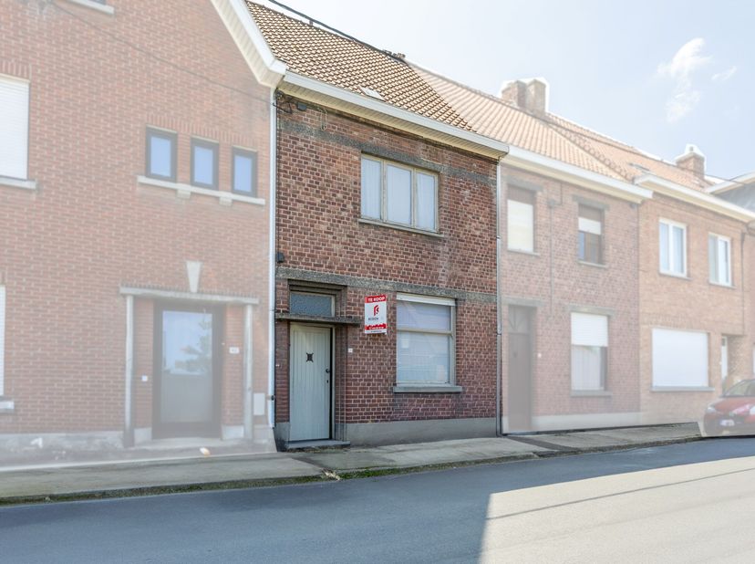 Deze toffe gezinswoning bevindt zich vlakbij de Zandberg en geniet een vlotte verbinding met invalswegen, winkels en tal van andere voorzieningen. De