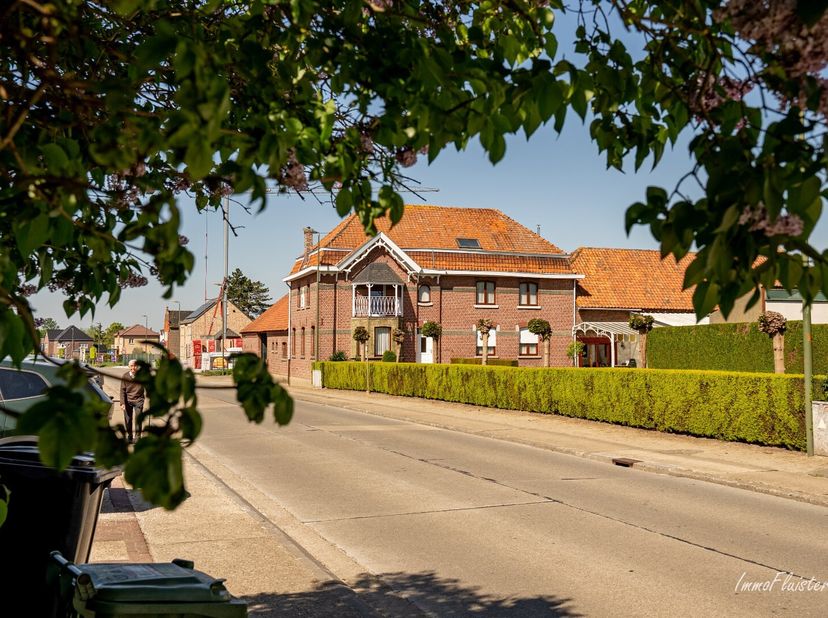 In het landelijke Geetbets bevindt zich deze charmante vierkantshoeve uit 1900, gelegen op een perceel van ca. 1 hectare.&lt;br /&gt;
Het geheel omvat, naas
