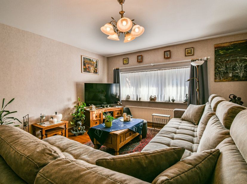 Welkom in dit gezellige appartement op de tweede verdieping (met lift) aan de Werkenstraat 47, vlak bij het centrum van Torhout. Wonen in het hart van