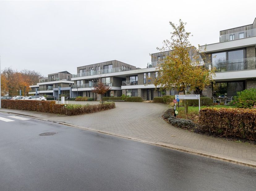 Deze prachtige assistentiewoning in Berlare biedt alles wat je nodig hebt voor een comfortabel en zorgeloos leven. Met een ruime tuin kan je optimaal