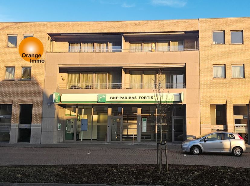 Dit ruim appartement van 144m² is gelegen in het centrum van Maasmechelen, vlakbij de autostrades richting NL, Brussel en A/pen.&lt;br /&gt;
&lt;br /&gt;
Het bevi