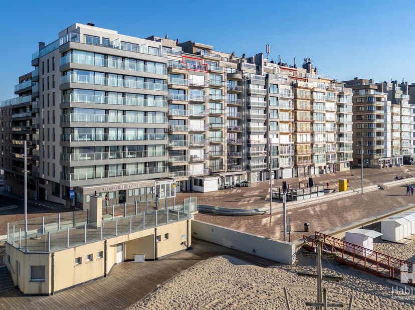 Penthouse met verbluffend, frontaal zeezicht. Volledig gerenoveerd en bijzonder stijlvol ingericht penthouse, gelegen op de 8ste verdieping van een kw