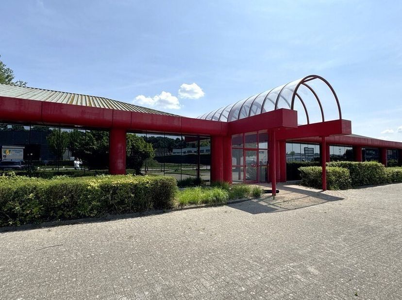 2.086m² magazijn met 1.074m² kantoren/showroom/labo (opsplitsbaar vanaf 247m² kantoren)&lt;br /&gt;
Ligging: in de industriezone te Malle, nabij N179 (Zoers