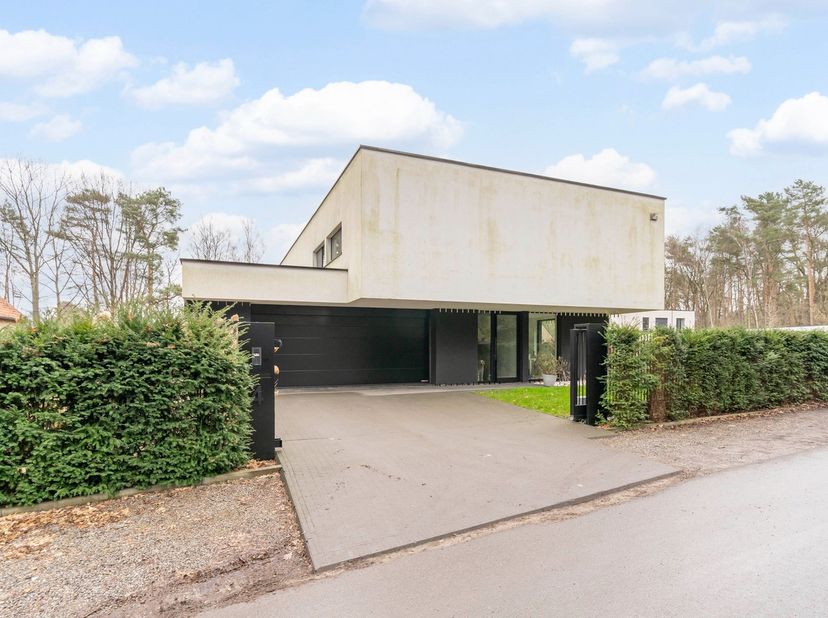 Deze hyper-moderne BEN-villa is gelegen op de Heikantberg te Rotselaar, temidden van een oase van rust en groen. De woning is gebouwd met hoogwaardige