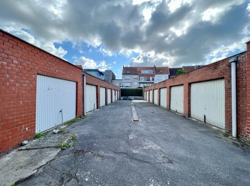Deze centraal gelegen garagebox nummer 3 in het centrum van Harelbeke is een aantrekkelijke optie voor mensen die op zoek zijn naar een veilige en gem