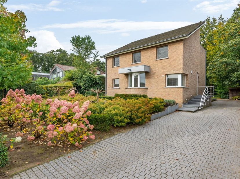 Prachtige villa met een bosrijk uitzicht in het landelijke Duffel.&lt;br /&gt;
Deze prachtige woning werd voorzien van luxueus design, duurzame materialen,