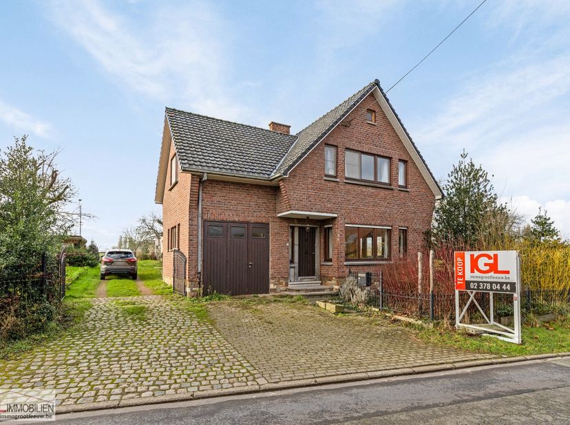 Immo Groot Leeuw stelt u met fierheid deze alleenstaande woning met atelier voor ten midden van agrarisch gebied, ideaal voor wie wonen en werken wil