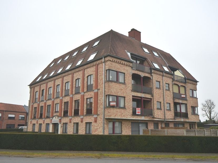 Zeer aangenaam en ruim hoekappartement gelegen 1e verdiep.&lt;br /&gt;
&lt;br /&gt;
Veel lichtinval dankzij zuid-west oriëntatie.&lt;br /&gt;
&lt;br /&gt;
zonnig terras met z