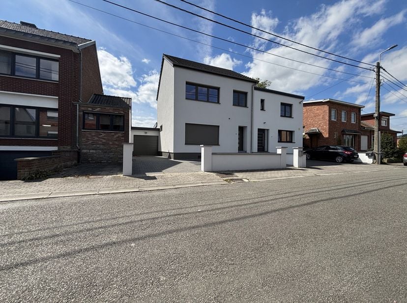 L&#039;agence SKYIMMO vous propose ette magnifique maison entièrement rénovée, située dans un quartier calme et résidentiel à Hermalle-sous-Argenteau. Dès