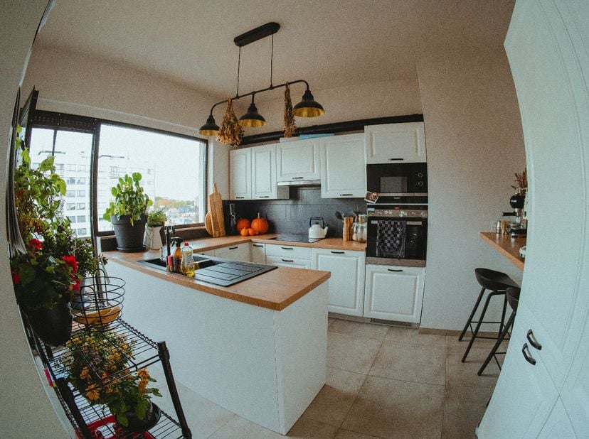 Ontdek dit prachtige, volledig instapklare 2-slaapkamerappartement van 90 m² met een dubbel terras (Noord en zuid gericht), gelegen op de zesde verdie