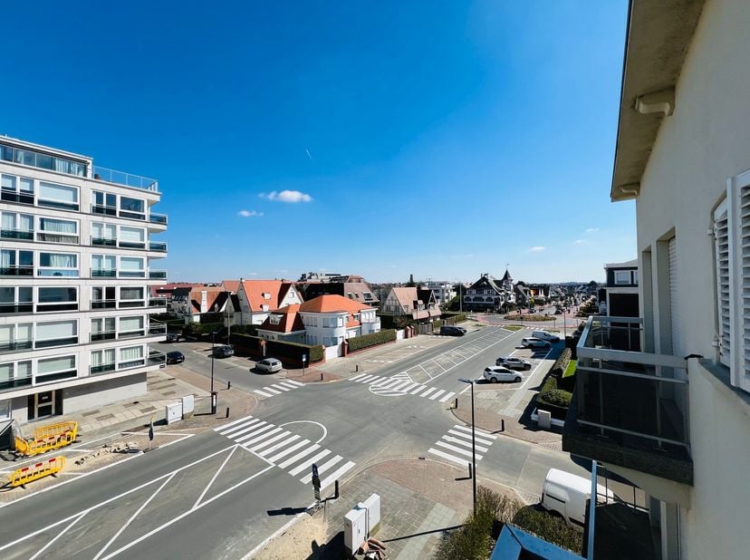 Ongemeubileerd 1-slaapkamer appartement op de hoek van de Jozef-Nellenslaan en de Meerlaan te Knokke-Heist.&lt;br /&gt;
&lt;br /&gt;
Indeling: inkomhal, ruime lee