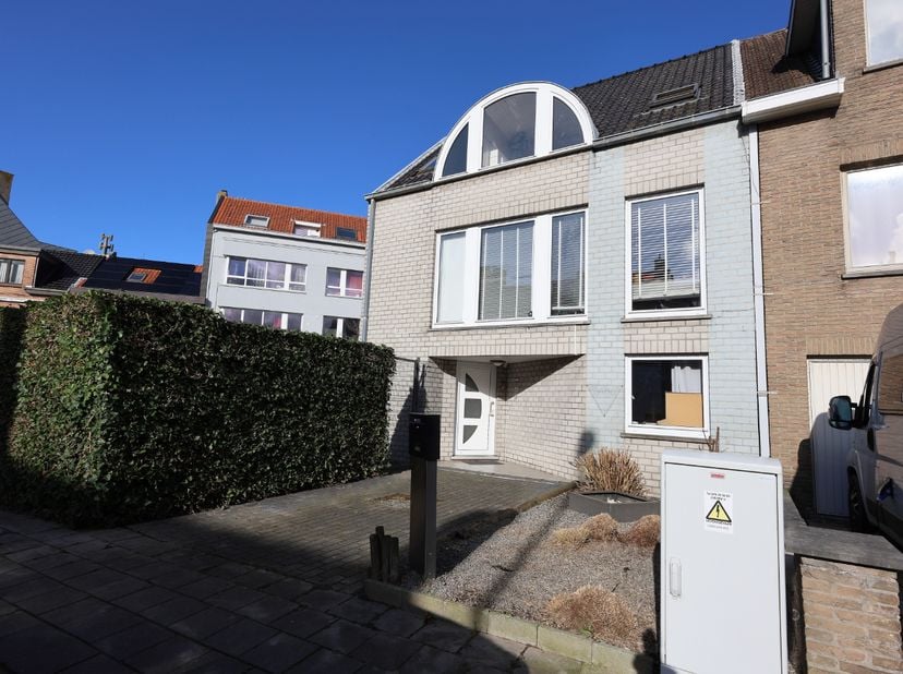 -Deze vier slaapkamer woning is gelegen langs de Stuiverstraat.&lt;br /&gt;
	-De woning is volledig instapklaar en vrij bij akte.&lt;br /&gt;
	-De indeling is als