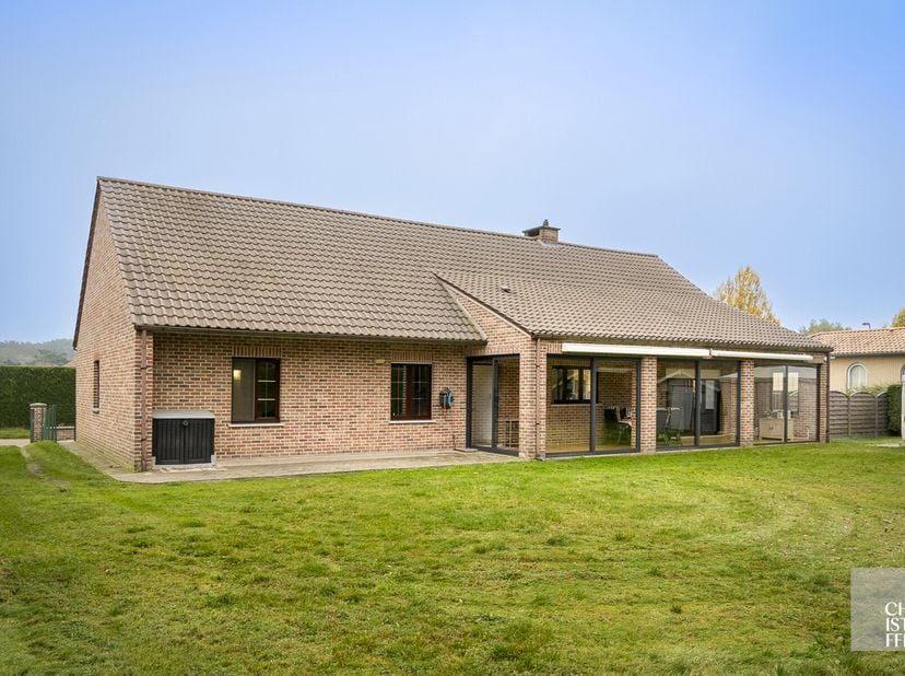 Deze veelbelovende woning, gelegen nabij het centrum van Genk, beschikt reeds over 3 slaapkamers, een ruime woonkamer met een gashaard, een lichtrijke