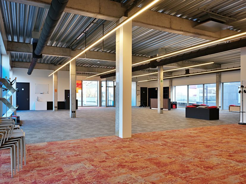 Top handelspand te koop op het Stationsplein van Brugge. &lt;br /&gt;
Oppervlakte: 460 m²&lt;br /&gt;
Schitterende visibiliteit van op het Stationsplein, gelegen