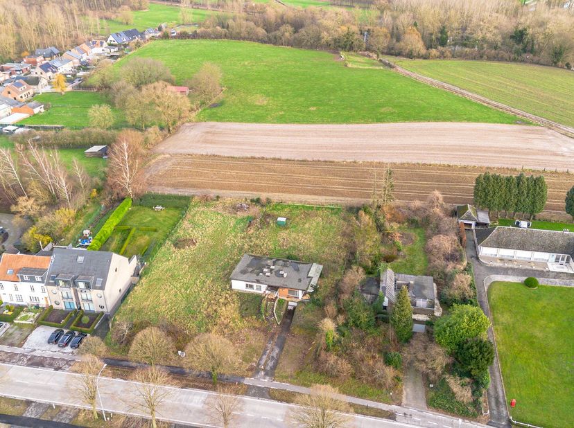 Breed half-open bouwperceel te koop op zichtlocatie!&lt;br /&gt;
Momenteel staat op dit g perceel van 6a75ca nog een bungalow, mits sloop-en heropbouw kan e