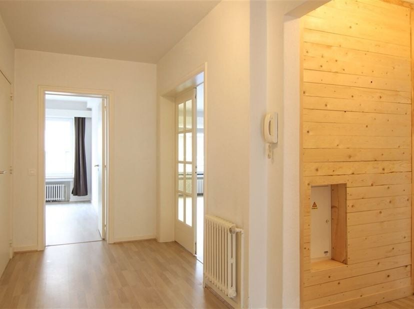 Dit appartement ligt op enkele stappen van het station en de Grote Markt. &lt;br /&gt;
De inkomhal is origineel afgewerkt met houten planken in de doorgang