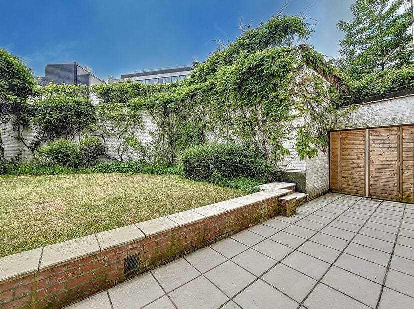 Elsene  Op een steenworp van de wijk Châtelain en de Louizalaan, prachtig appartement van ± 140 m² met 2 slaapkamers een ruime privétuin en een terras