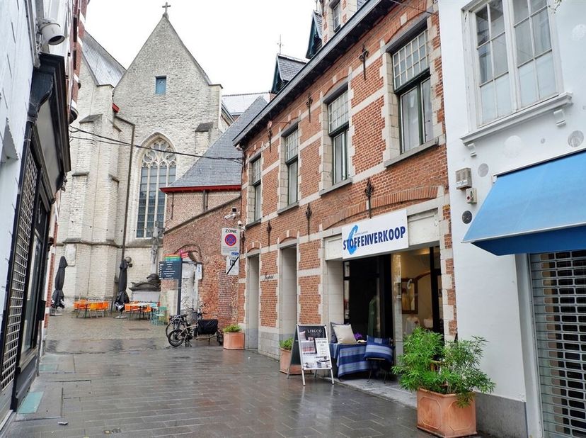 Handelspand in het centrum van Kortrijk&lt;br /&gt;
Dit mooie gebouw ligt in de schaduw van de St. Maartenskerk tussen het J. Vandaeleplein &amp; de Lange Steen