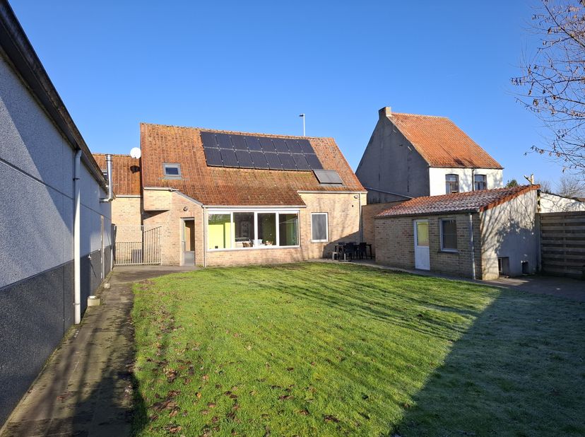 Instapklare energie zuinige woning met zongerichte tuin en verzicht. De woning beschikt over een garage en ruime loods (128 vierkante meter). Verder z