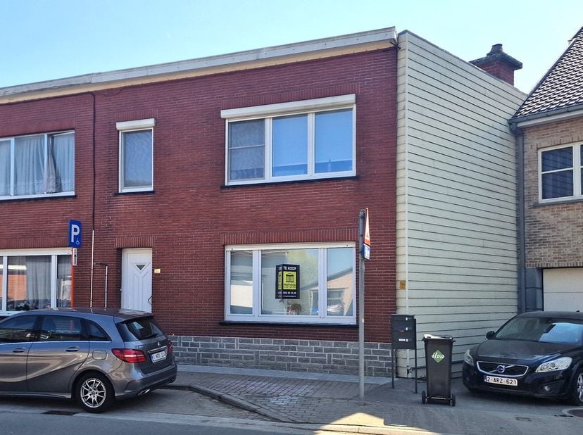 Deze verzorgde woning, gelegen in een rustige straat in Appelterre-Eichem, werd enkele jaren geleden deels gerenoveerd (ramen (PVC HR++), rolluiken, d