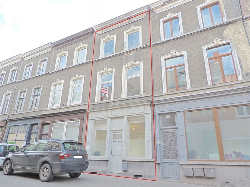 Grande maison en plein centre de Leuze-en-Hainaut. Le rez-de-chaussée est composé d&#039;un salon, salle à manger, cuisine semi-équipée (taque électrique,