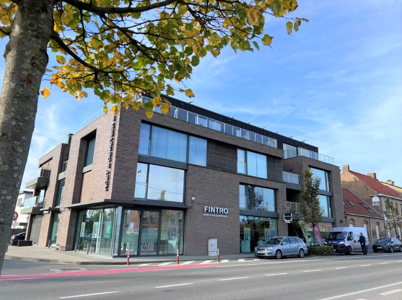 omvattende een inkomhal met apart toilet, een prachtige living met volledig ingerichte open leefkeuken en aanpalende terras, een grote berging, een vo