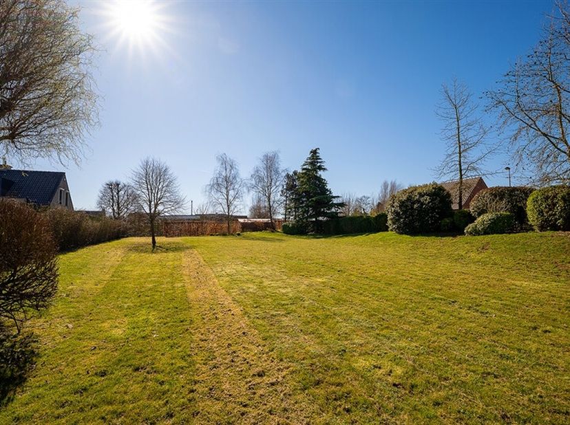 Idéalement situé dans le quartier résidentiel de La Cabocherie, superbe terrain arboré de 990 m2 libre de constructeur. &lt;br /&gt;
Ce terrain vous permett