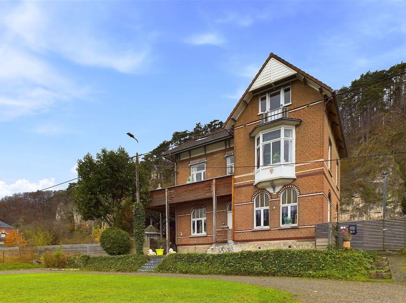 OPTION - INNOV&#039;EXPERT immobilière vous invite à venir découvrir cette superbe villa mosane, idéalement située en bord de Meuse, dans un cadre calme et