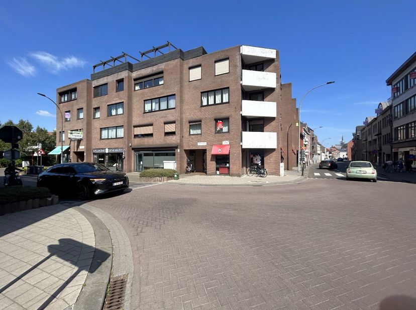 Aan het einde van dé winkelstraat van Geel vinden we dit instapklare appartement terug. Dankzij deze uitzonderlijke centrale ligging vinden we alle mo