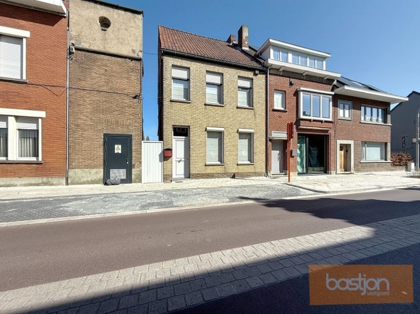 Op zoek naar een goed verzorgde woning én een centrale ligging? Dan is deze charmante woning in het centrum van Bissegem precies wat u zoekt!&lt;br /&gt;
&lt;b