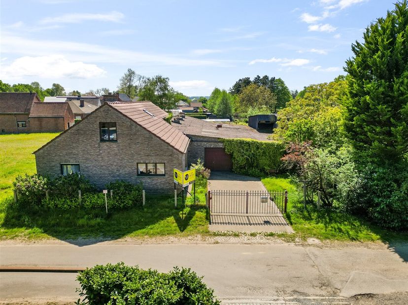 Charmante woning met garage en bijgebouwen op prachtig perceel van 2435m². &lt;br /&gt;
Deze instapklare woning in groene omgeving biedt mogelijkheid tot ge