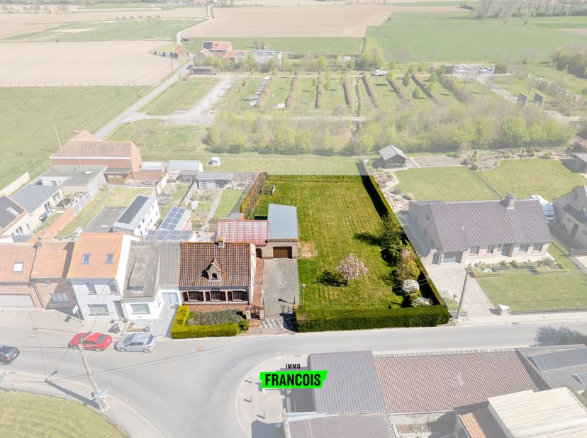 Gelegen in Oostvleteren bevindt zich deze halfopen woning. Deze woning heeft een ruim perceel, zijnde 1050m² waarvan het grootste deel bouwgrond! De s