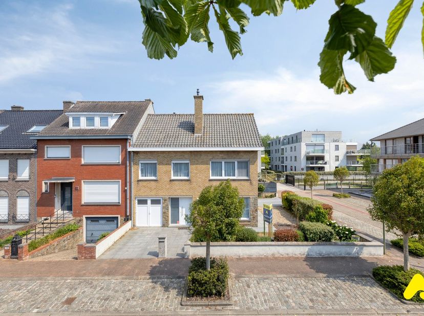 Charmante halfopen woning met 3 Slaapkamers&lt;br /&gt;
&lt;br /&gt;
Ontdek deze instapklare halfopen bebouwing, ideaal gelegen in het centrum van De Panne en dit