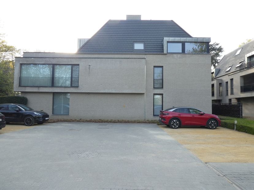 Mooi app. op 1ste verdiep met lift. Op 2 min. van E19 Mechelen Noord, op 4 min. van industrie terrein Mechelen Noord. In rustige, groene omgeving. (op