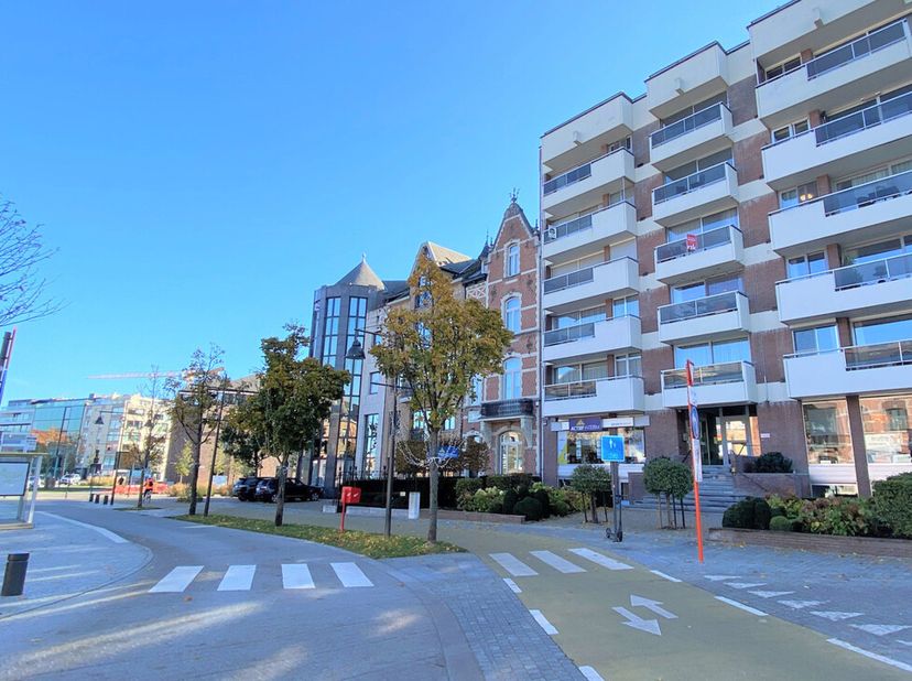 Uitstekende ligging in het centrum van Hasselt.&lt;br /&gt;
Ondergrondse garagebox met automatische poort en zender.&lt;br /&gt;
Met de in- en uitrit via de Isabe