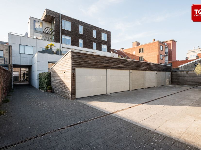 In een recent en verzorgd garagecomplex bieden wij deze ruime garagebox aan. De garage maakt deel uit van een moderne site die volledig werd afgeslote