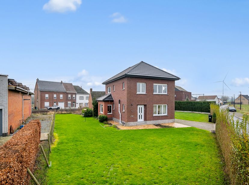 Deze gezellige woning ligt in het rustige, landelijke Schendelbeke, in een doodlopende straat. Deze biedt de perfecte combinatie van rust, ruimte en t