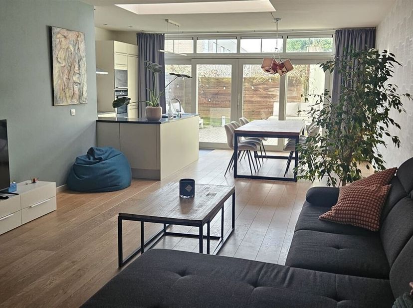 Ontdek deze charmante woning nabij het centrum van Kontich!  Met vier slaapkamers en een stijlvolle badkamer met inloopdouche biedt deze woning volop