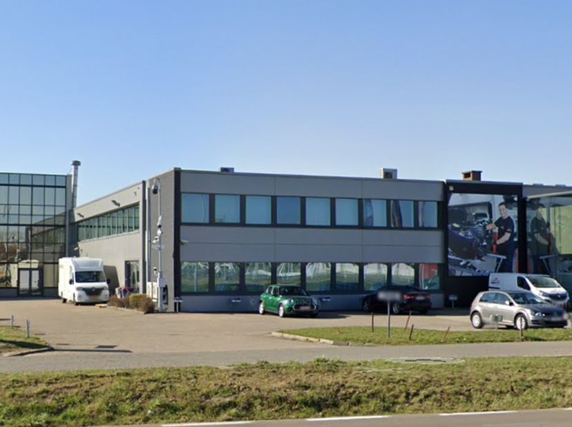 Gerenoveerd kantoorgebouw 437m² te huur, goed zichtbaar langs E40 en vlak aan de afrit Haasrode met ingerichte keuken, sanitair en parking voor het ge