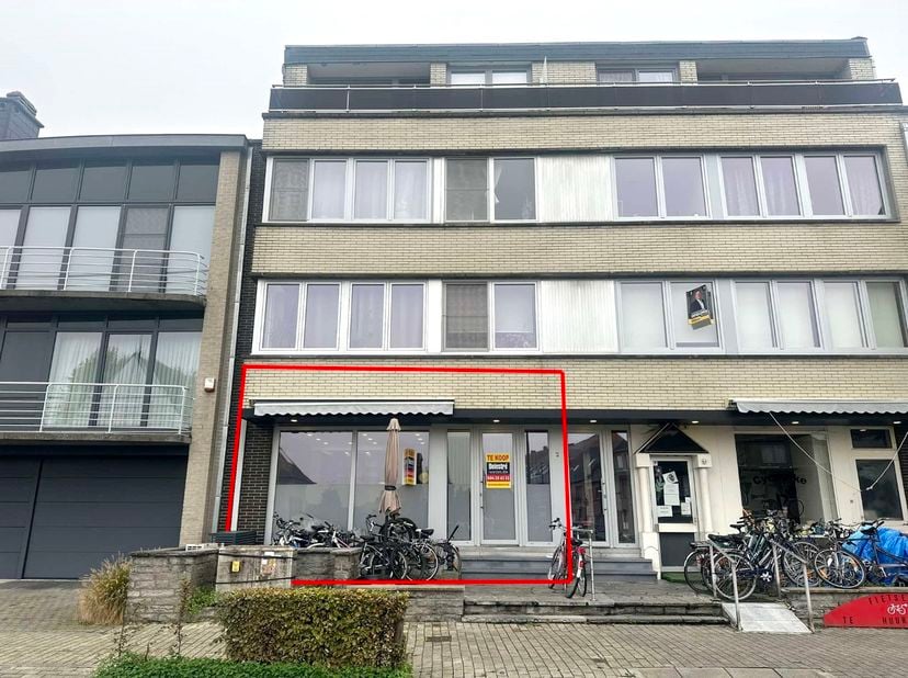 Compleet gerenoveerd handelspand-horeca of kantoor, gelegen aan het  Vlezenbeekplein met gratis parking voor de deur. Dit pand onderging recent een to